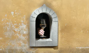 wine window tuscany travel 1